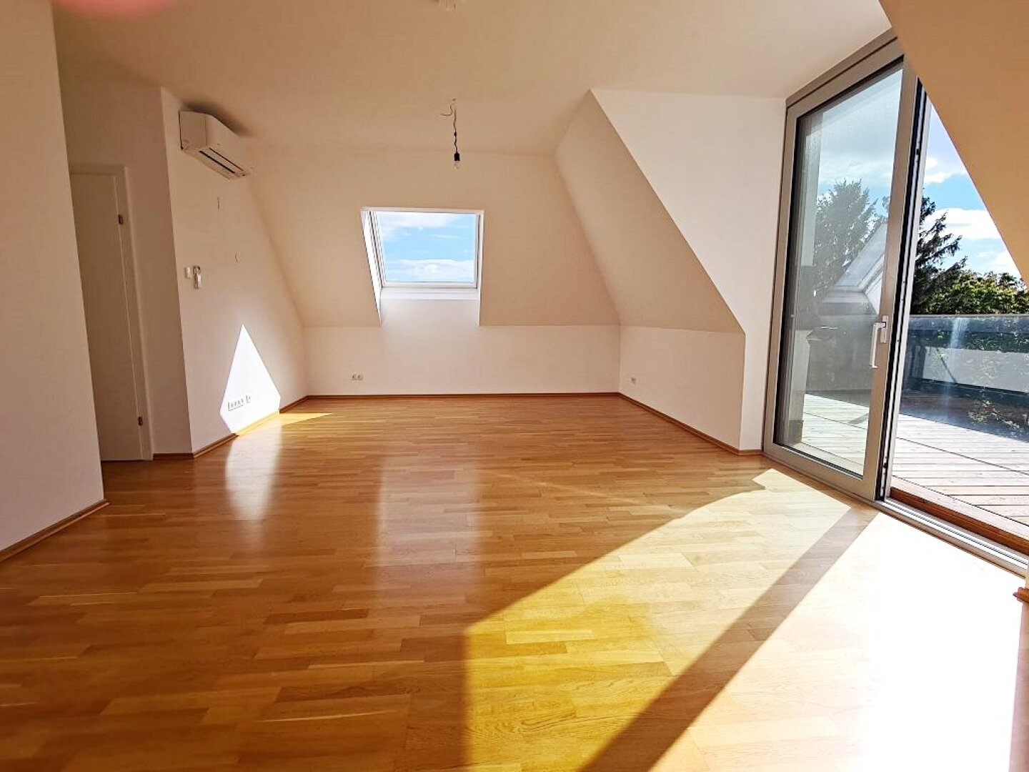 WIENBLICK, GRÜNLAGE, klimatisiertes 104 m2 Dachgeschoß mit 19 m2 Terrasse, 3 Zimmer, Komplettküche, Parketten, Hartäckerstraße