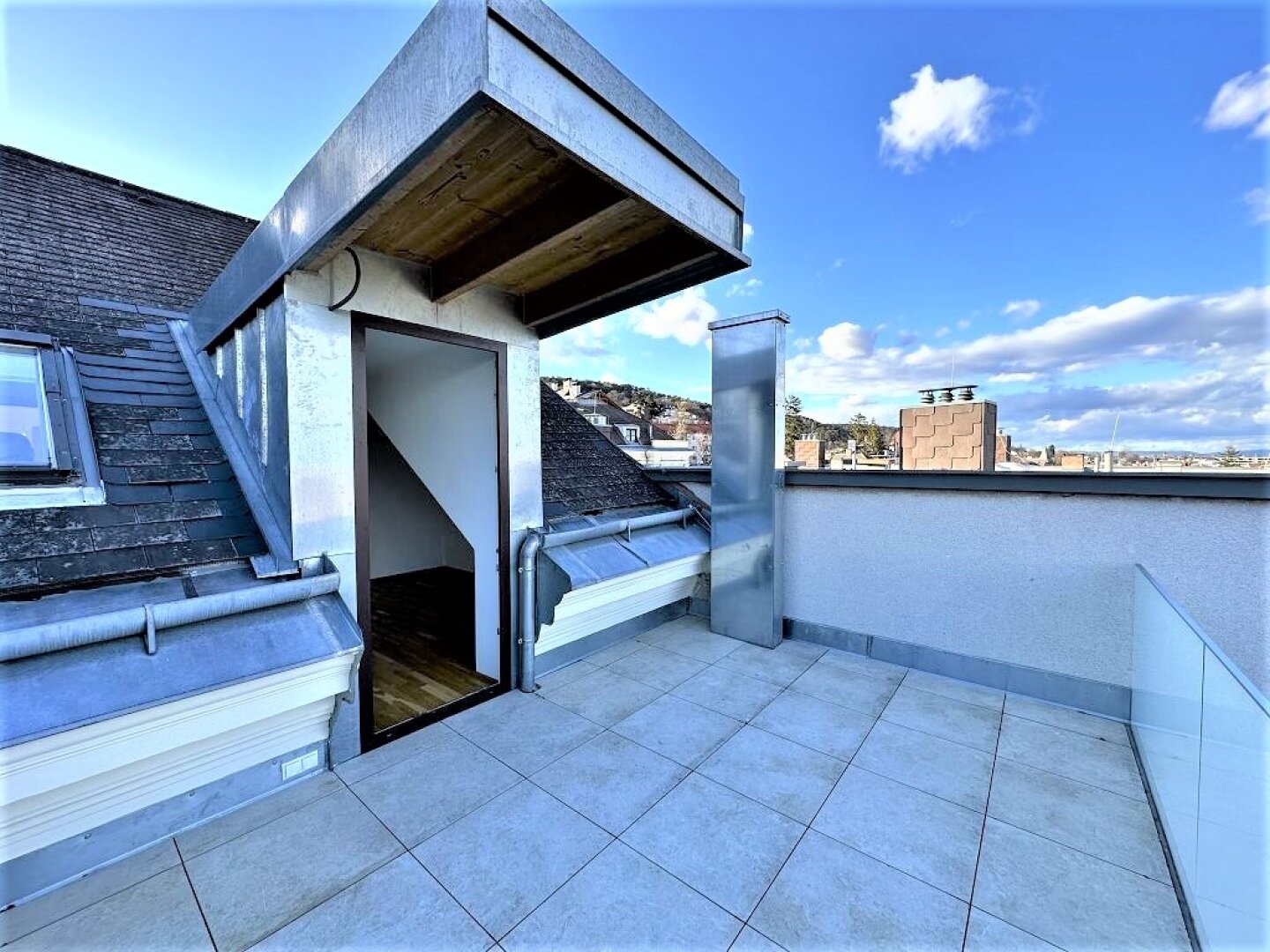 KLIMATISIERTES 68 m2 Dachgeschoss mit 14 m2 Terrasse, 3 Zimmer, Extraküche, Wannenbad, Stadtblick, Dr. Ludwig-Rieger-Straße