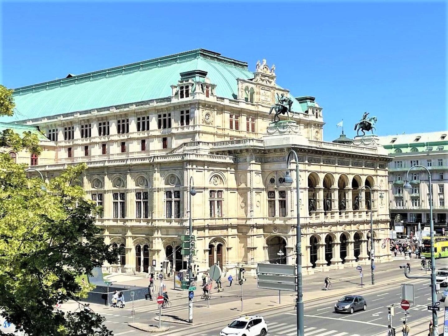 STAATSOPER-BLICK, Opernring, klimatisierte 5 Zimmer, Stehbalkon, Komplettküche, 2 Bäder mit WC, Flügeltüren, Parketten