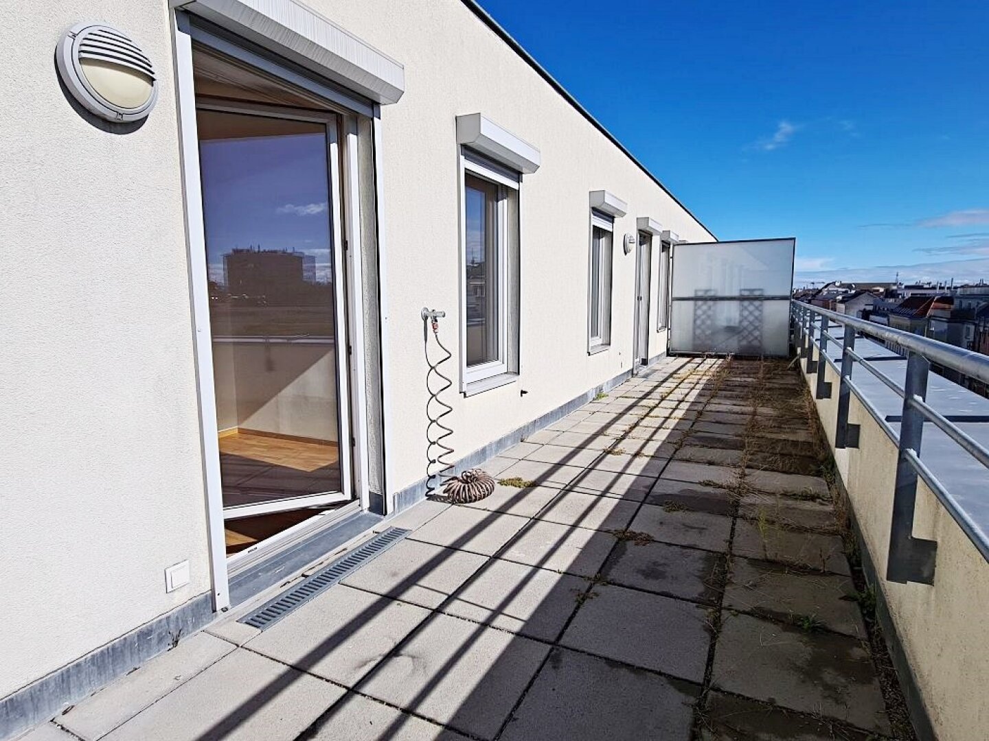 TERRASSENHIT, HOLBEINGASSE, unbefristetes 63 m2 Dachgeschoß mit 33 m2 Terrasse, Wohnküche, 2 Zimmer, Wannenbad, Parketten, Klimaanlage