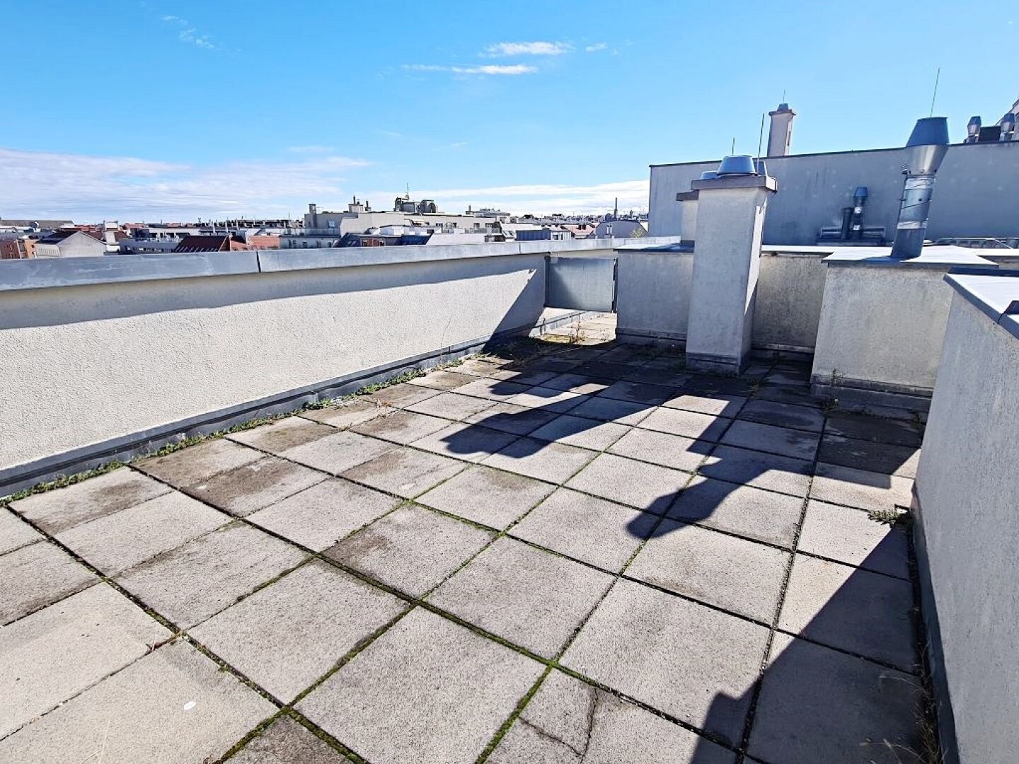 TERRASSENHIT, FERNBLICK, unbefristete 84 m2 Dachgeschoß mit 64 m2 Terrasse, Wohnküche, 2 Zimmer, Wannenbad, Parketten, Holbeingasse