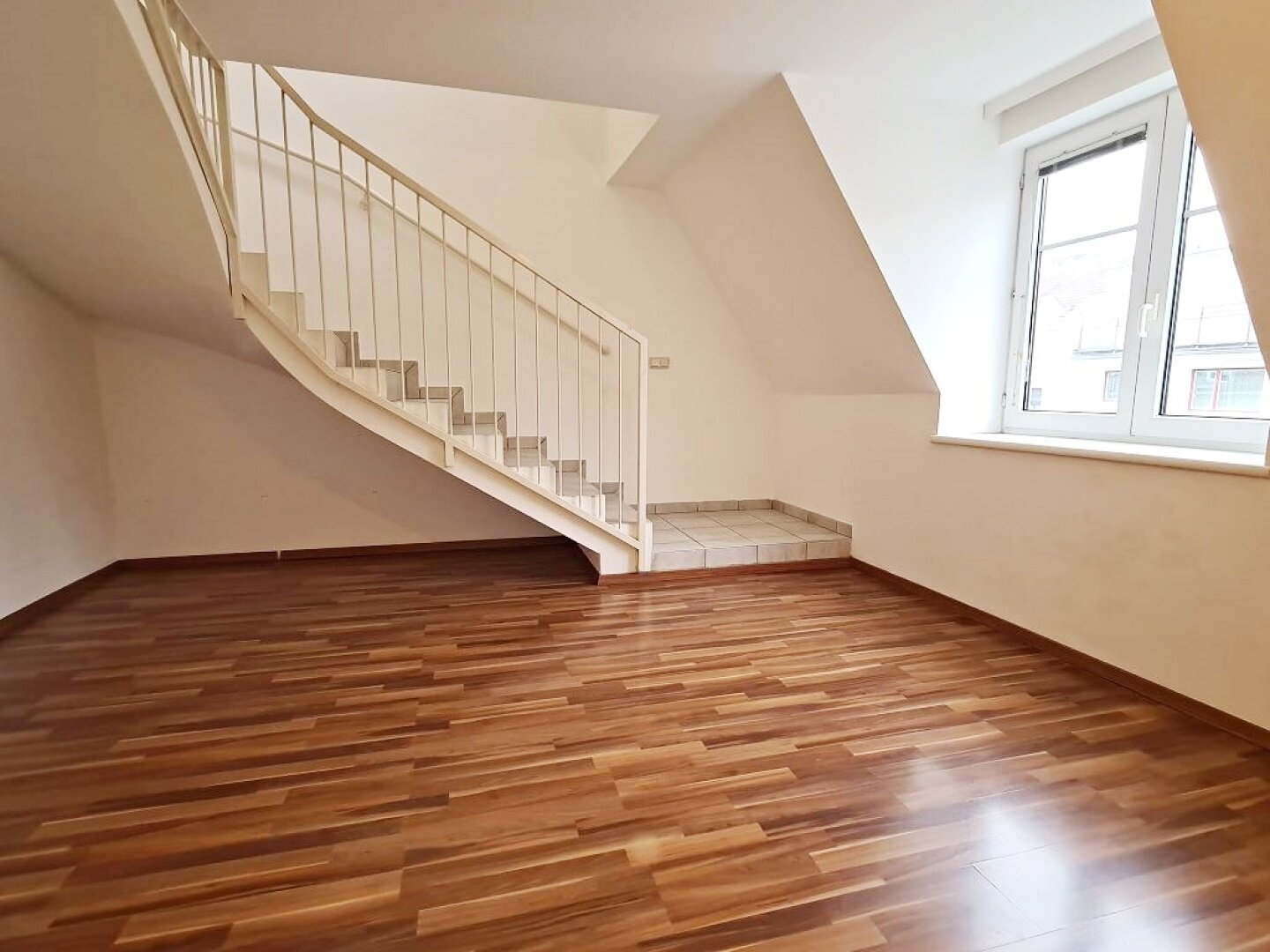 DACHGESCHOSS, U3-NÄHE, 52 m2 Maisonette, 2 Zimmer, Kochnische, Duschbad, Meiselstraße DACHGESCHOSS, U3-NÄHE, 52 m2 Maisonette, 2 Zimmer, Kochnische, Duschbad, Meiselstraße