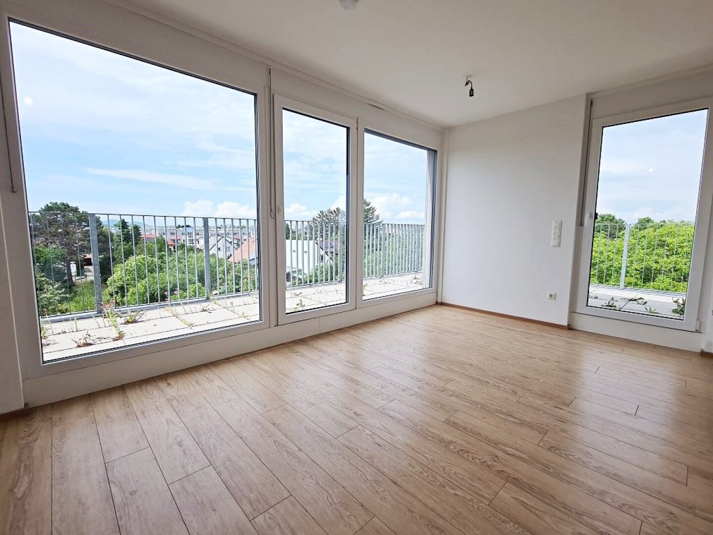 GRÜNBLICK, RUHELAGE, sonniges 46 m2 Dachgeschoß mit 20 m2 Terrasse, 2 Zimmer, Komplettküche, Wannenbad, Lavendelweg GRÜNBLICK, RUHELAGE, sonniges 46 m2 Dachgeschoß mit 20 m2 Terrasse, 2 Zimmer, Komplettküche, Wannenbad, Lavendelweg