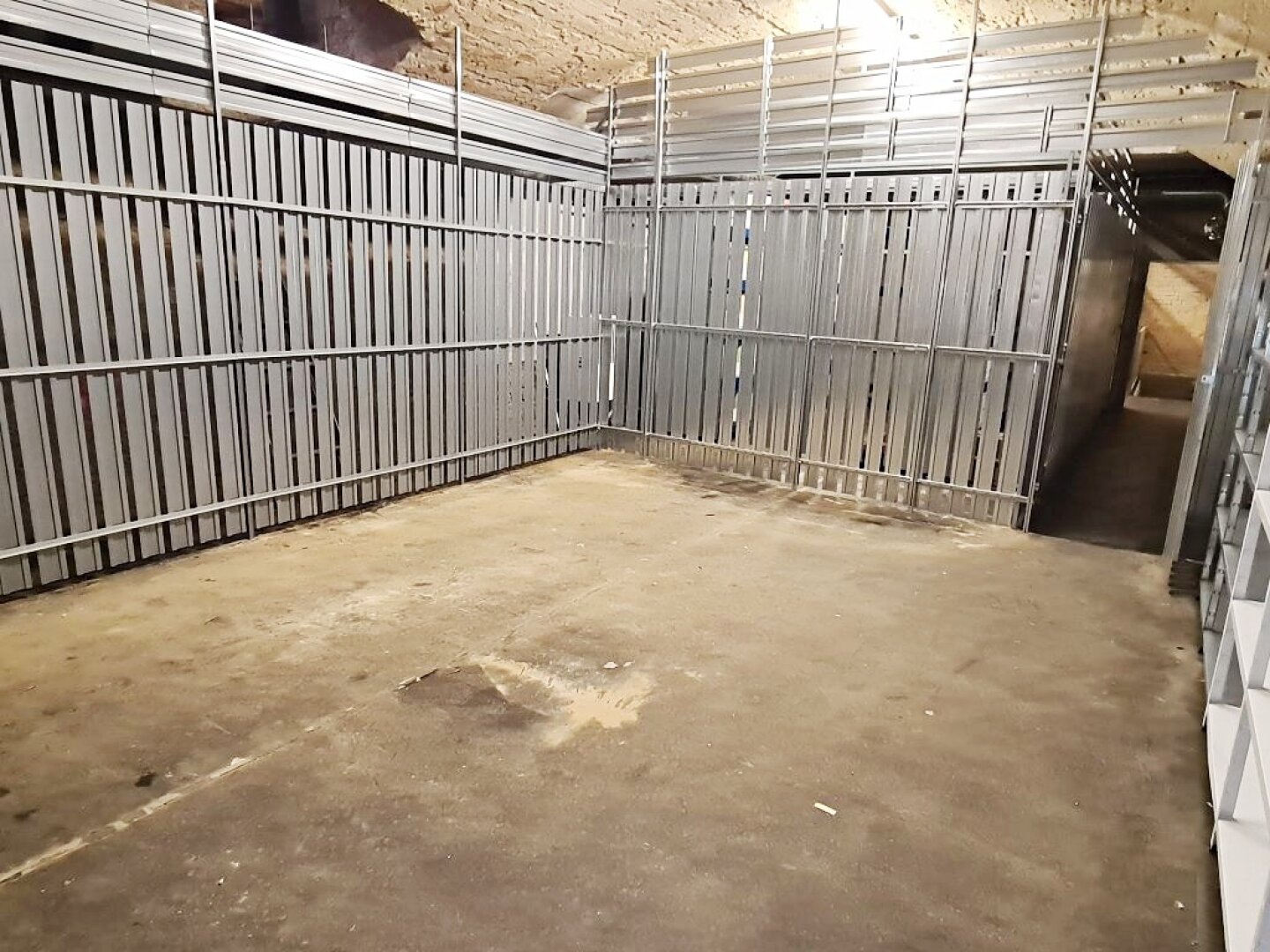 BÖRSE-NÄHE, ESSLINGGASSE, 31 m2 Lagerraum, Belüftung, Estrichboden, Kellergeschoß ohne Aufzug