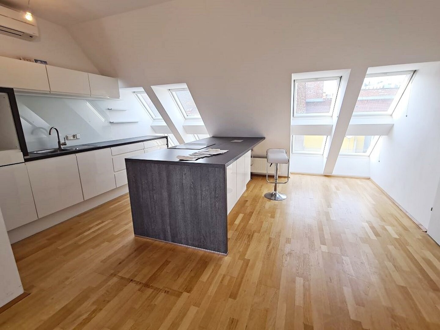 TERRASSENHIT, DACHGESCHOSS, 138 m2 Maisonette mit 45 m2 Terrasse, 3 Zimmer, Wohnküche, Wannenbad, Rembrandtstraße