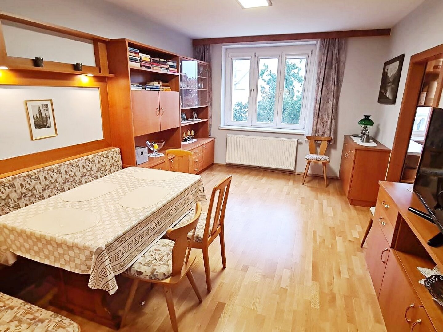 FAMILIENHIT MIT POTENTIAL, 113 m2 Neubau mit Loggia, 4 Zimmer, Küche, 2 Bäder, teilmöbliert, 3. Liftstock, Enkplatz