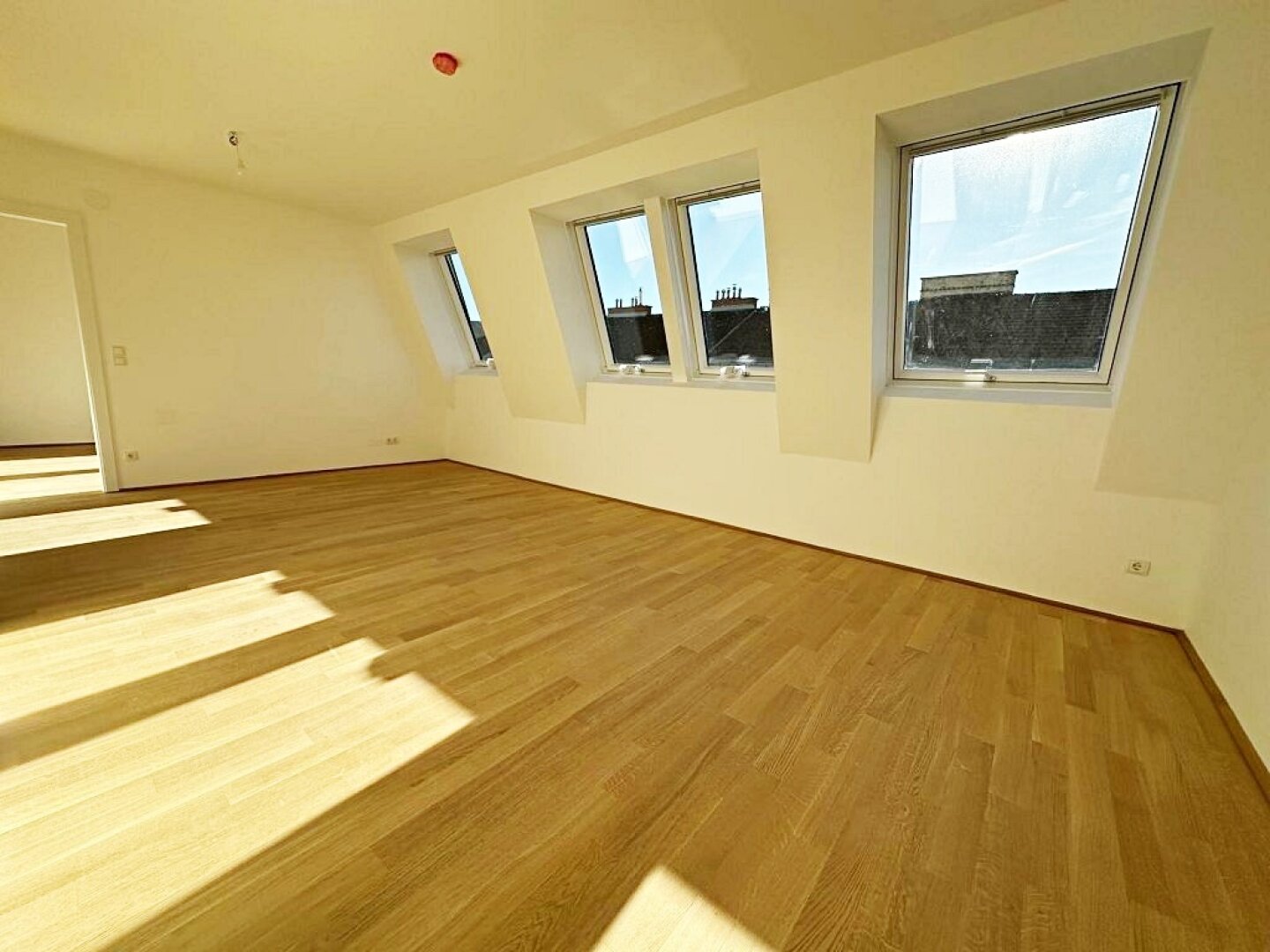 AUGARTEN-NÄHE, ERSTBEZUG, klimatisiertes 52 m2 Dachgeschoss, 2 Zimmer, Komplettküche, Duschbad, Parketten, Brigittenauer Lände