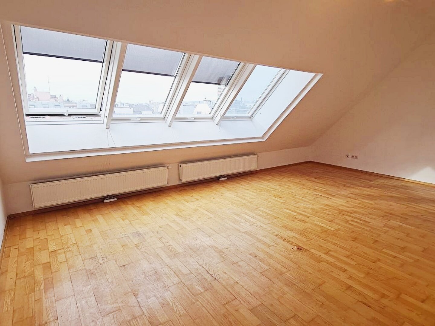 DACHGESCHOSS, INNSTRASSE, sonnige 76 m2 Neubau, 2 Zimmer, Wohnküche, Wannenbad, Parketten, WG-geeignet
