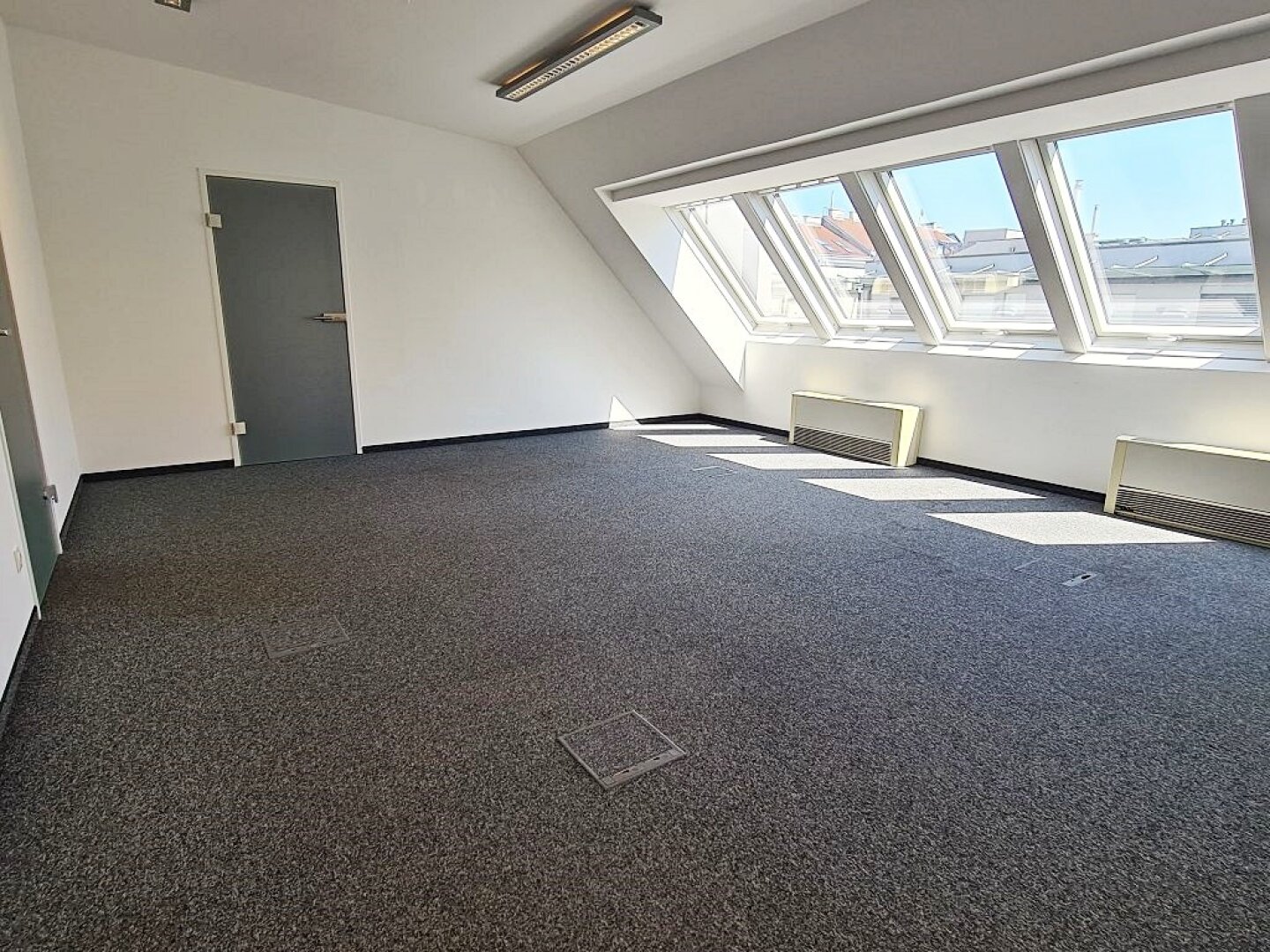 SHARED OFFICE, KLIMATISIERTES 50 m2 Coworking-Büro, 1 Zimmer, Gemeinschaftsküche, Tower-Server, 2 Toiletten, Siebenbrunnengasse