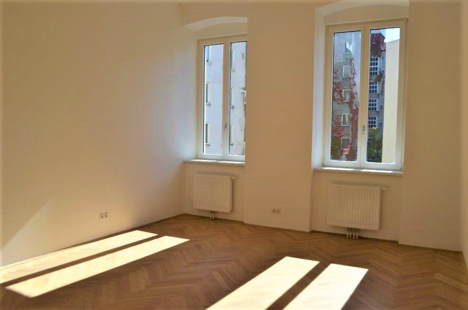 LAZARETTGASSE – NADLERGASSE, AKH-Nähe, sonnige 68 m2 Altbau, 2 Zimmer, Wohnküche, Wannenbad, Parketten, SAT/TV, 2. Liftstock