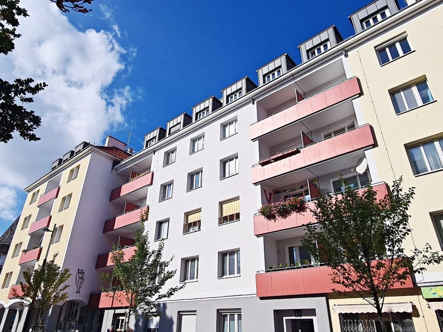 TOPGELEGENHEIT! EIGENHEIM MIT POTENTIAL, 113 m2 Neubau mit Loggia, 4 Zimmer, Küche, 2 Bäder, teilmöbliert, 3. Liftstock, Enkplatz