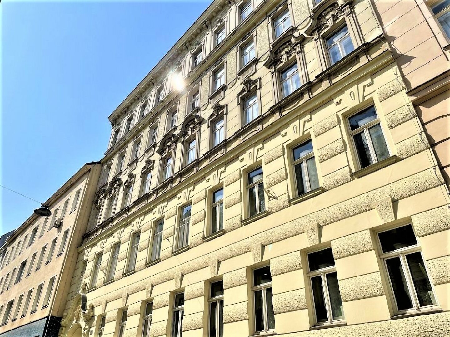 VIKTORGASSE, TERRASSENHIT, 77 m2 Dachgeschoß mit 55 m2 Terrasse, 2 Zimmer, Wohnküche, Wannenbad, Parketten, U1-Nähe