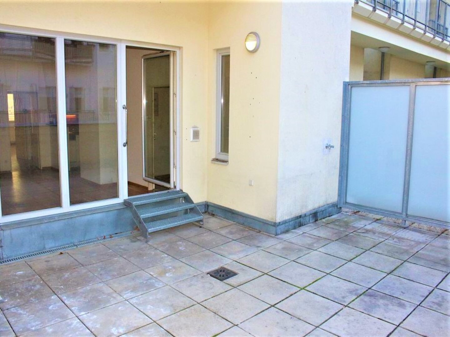 TERRASSENHIT, UNBEFRISTET, 86 m2 Altbau mit 30 m2 Freifläche, 3 Zimmer, Komplettküche, Wannenbad, Parketten, Hofruhelage
